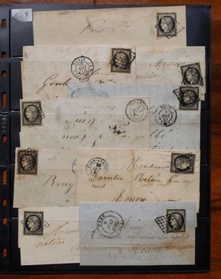 une vieille enveloppe couverte de timbres, posée sur une table