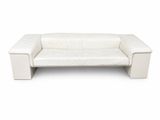 Le canapé en cuir blanc est posé sur une surface blanche.