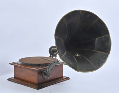 un vieux gramophone avec un boîtier en bois et un socle en bois