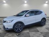 un SUV Nissan blanc garé sur un sol en carrelage à damier