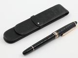 étui à stylos en cuir noir contenant un stylo et un stylo à bille noir sur fond blanc