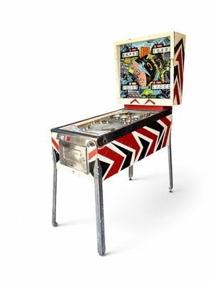 une image représentant un flipper posé sur une table