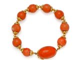 un bracelet en perles orange rehaussé de touches dorées sur fond blanc