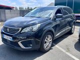 la voiture noire est garée dans le parking à côté d'autres voitures