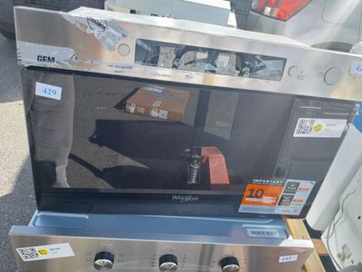 une télévision posée sur un carton