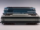 un train bleu et blanc posé sur une table blanche