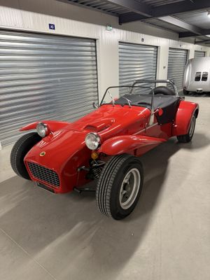 une photo d'une voiture de sport rouge garée dans un garage