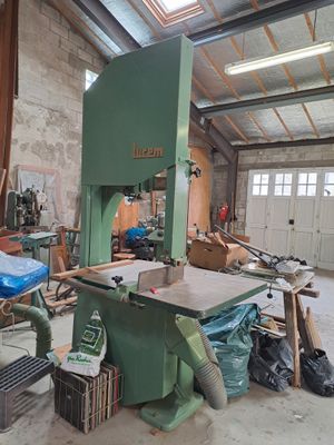 Scie à ruban verticale LUREM type Monobloc 800S.