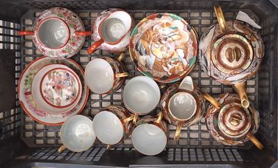 de nombreuses tasses et soucoupes dans un panier posé sur la table