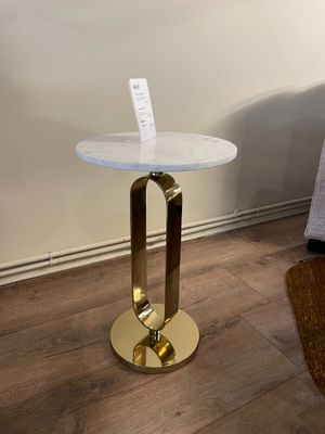 1 table d’appoint « Céline » 1 table d’appoint « Mose » 1 ta…