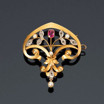 une broche en or et diamants, ornée de perles