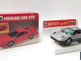 une boîte contenant une petite voiture et une boîte contenant une petite voiture
