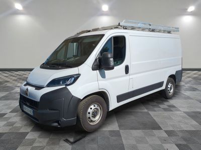 la camionnette blanche est garée sur le sol en damier d'une pièce