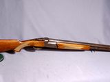 un vieux fusil à canon court avec une crosse en bois et un chapeau vert
