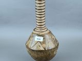 un vase sur lequel est collé un autocollant