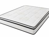 gros plan d'un matelas sur fond blanc