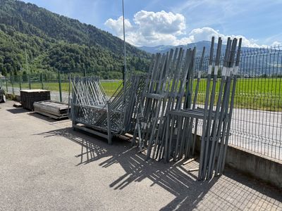 beaucoup de chaises qui sont posées au bord de la route