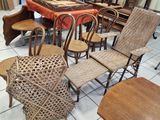 plusieurs chaises et tables dans une pièce où l'on aperçoit, à l'arrière-plan, une table et des chaises
