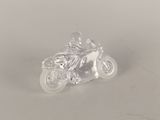 figurine en cristal représentant un homme à moto sur un fond blanc