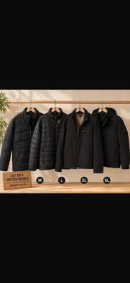 quatre vestes suspendues à un portant dans un magasin de vêtements