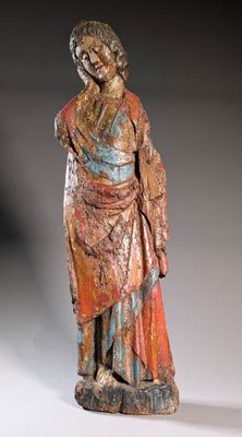 une vieille statue d'une femme en robe rouge et bleue