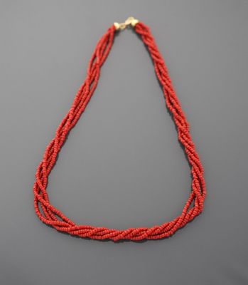 Collier de quatre rangs de billes de corail (teinté), se por…