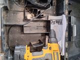 un outil dans une boîte contenant d'autres outils
