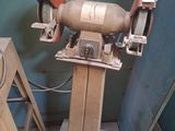 une machine posée sur une table dans une pièce