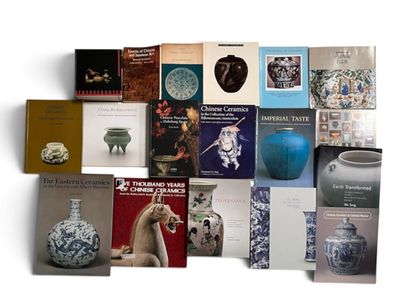 un grand nombre de livres posés sur une table