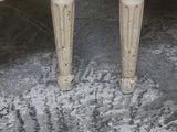 un gros plan d'un banc blanc avec une assise noire
