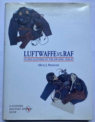 la couverture du livre « Les tenues de vol de la Luftwaffe et de la RAF pendant la guerre aérienne de 1939-1945 »