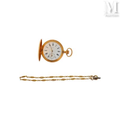 une montre de poche en or avec une chaîne, sur fond blanc