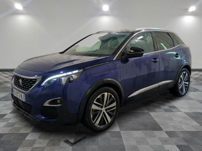 la voiture bleue est garée sur le sol en damier d'un garage