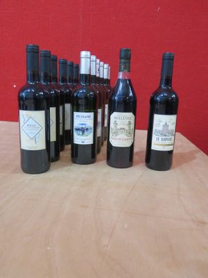 plusieurs bouteilles de vin sont alignées sur une table en bois