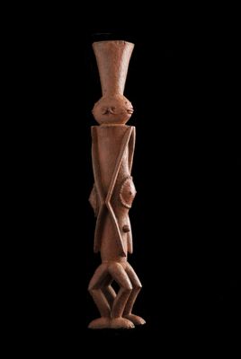 une image représentant une sculpture en bois d'un homme tenant une lance