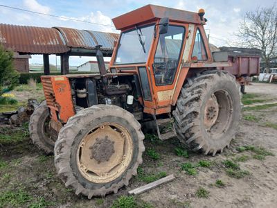 un tracteur qui est à l'arrêt dans la terre