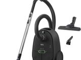 un gros plan d'un aspirateur muni d'un tuyau et d'autres accessoires