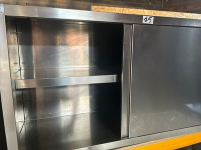une armoire en acier inoxydable à deux portes et une étagère