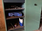 une armoire verte sur laquelle sont posés des outils