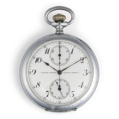 une montre de poche en argent avec des chiffres romains sur le cadran