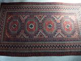un tapis oriental à motifs rouges et bleus