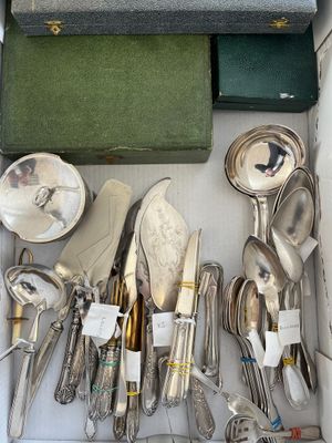 un lot de cuillères en argent et de cuillères dans une boîte
