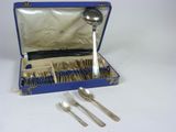 un service d'argenterie dans un coffret bleu contenant des cuillères