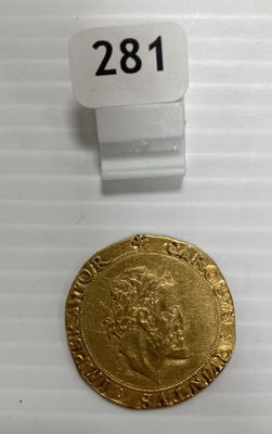gros plan d'une pièce d'or sur une surface blanche