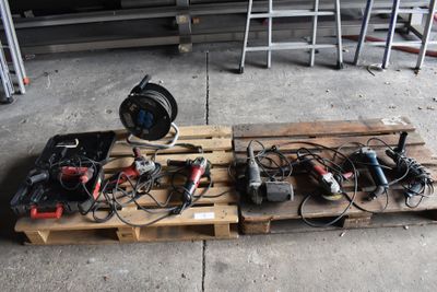 de nombreux outils qui se trouvent sur une palette dans le garage