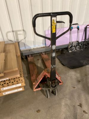 un chariot à roulettes avec un panier dessus, dans un garage