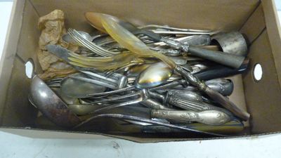 une boîte remplie de cuillères et de fourchettes en argent