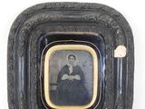 une vieille photo en noir et blanc d'une femme en robe noire