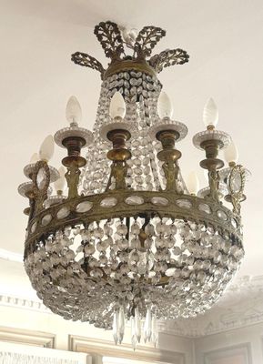 un lustre suspendu au plafond de la pièce