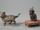 paire de figurines en bronze représentant un chat et un chien posés sur un coussin